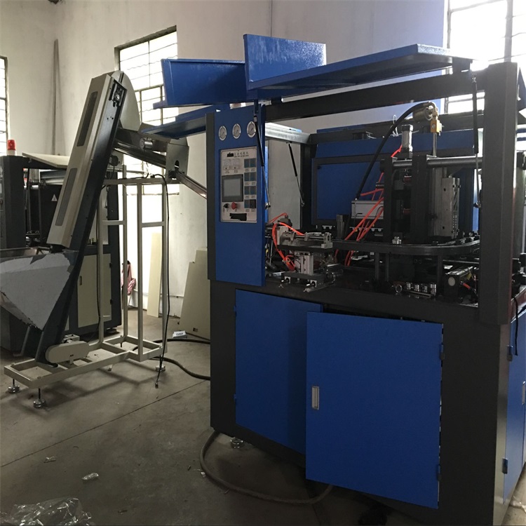 全自動吹瓶機與半自動吹瓶機有什么區別？